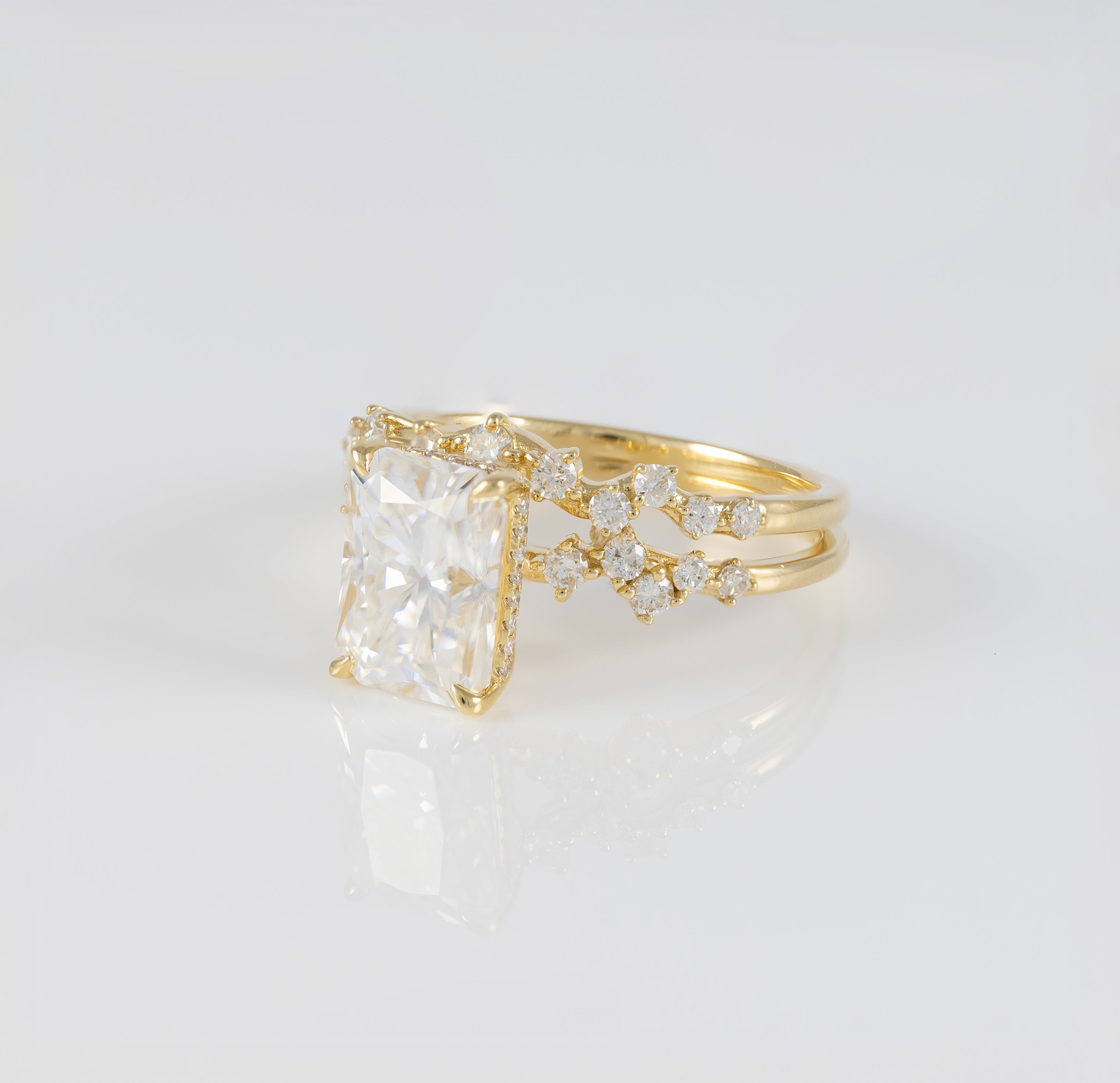 Conjunto de anillo de compromiso y alianza de boda en oro amarillo 14k con moissanita 3.5 ct