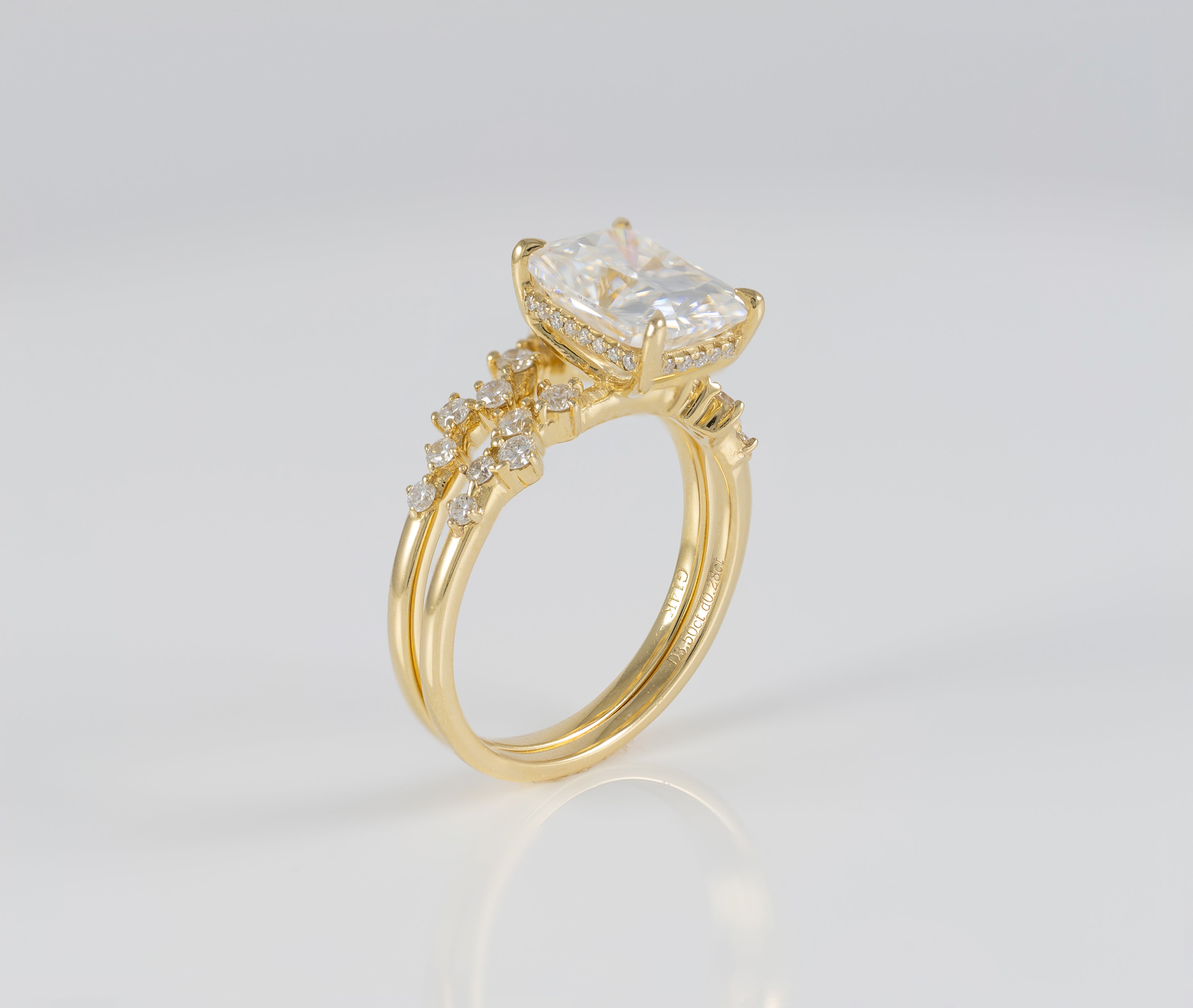 Conjunto de anillo de compromiso y alianza de boda en oro amarillo 14k con moissanita 3.5 ct