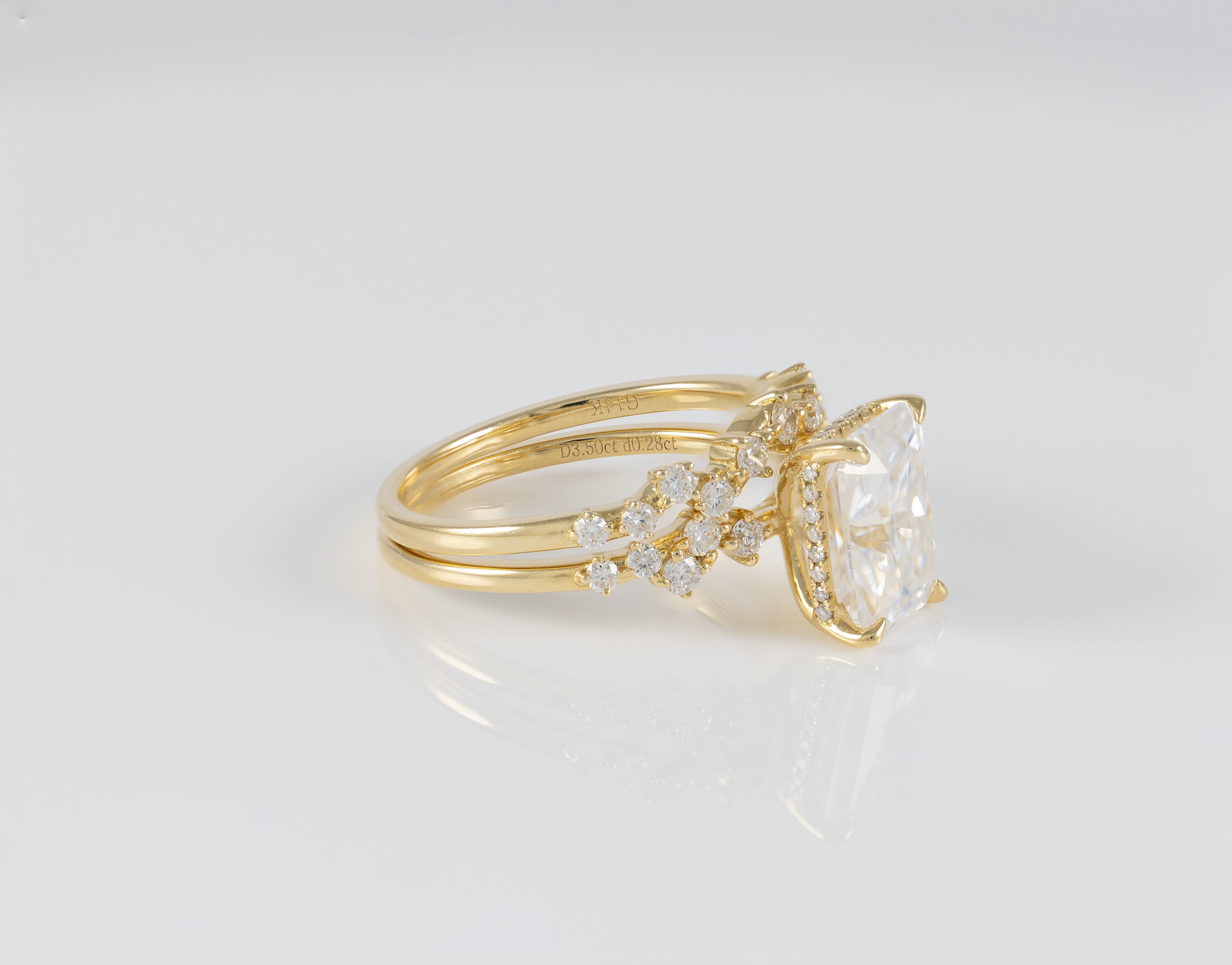 Conjunto de anillo de compromiso y alianza de boda en oro amarillo 14k con moissanita 3.5 ct