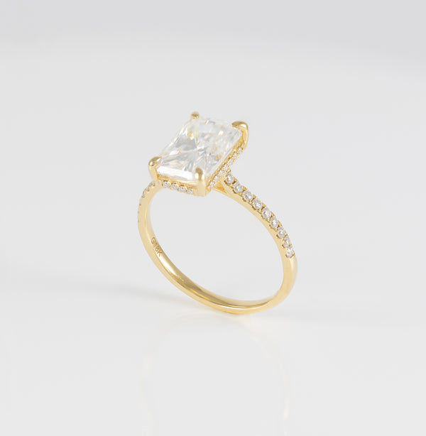 Anillo de compromiso halo oculto oro amarillo 18k con moissanita 3 ct