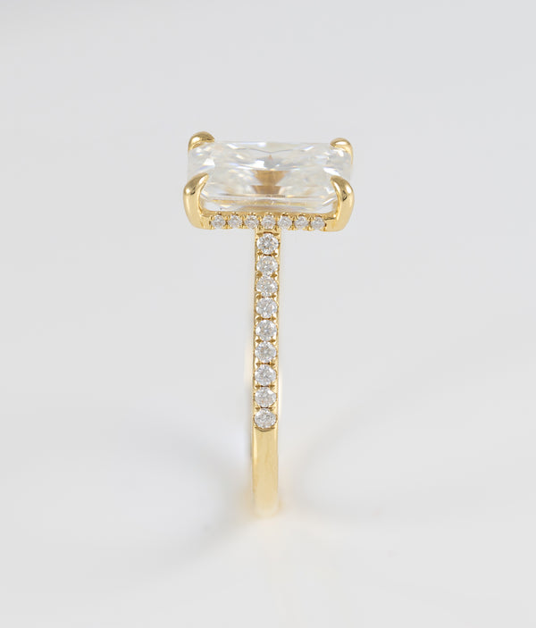 Anillo de compromiso halo oculto oro amarillo 18k con moissanita 3 ct