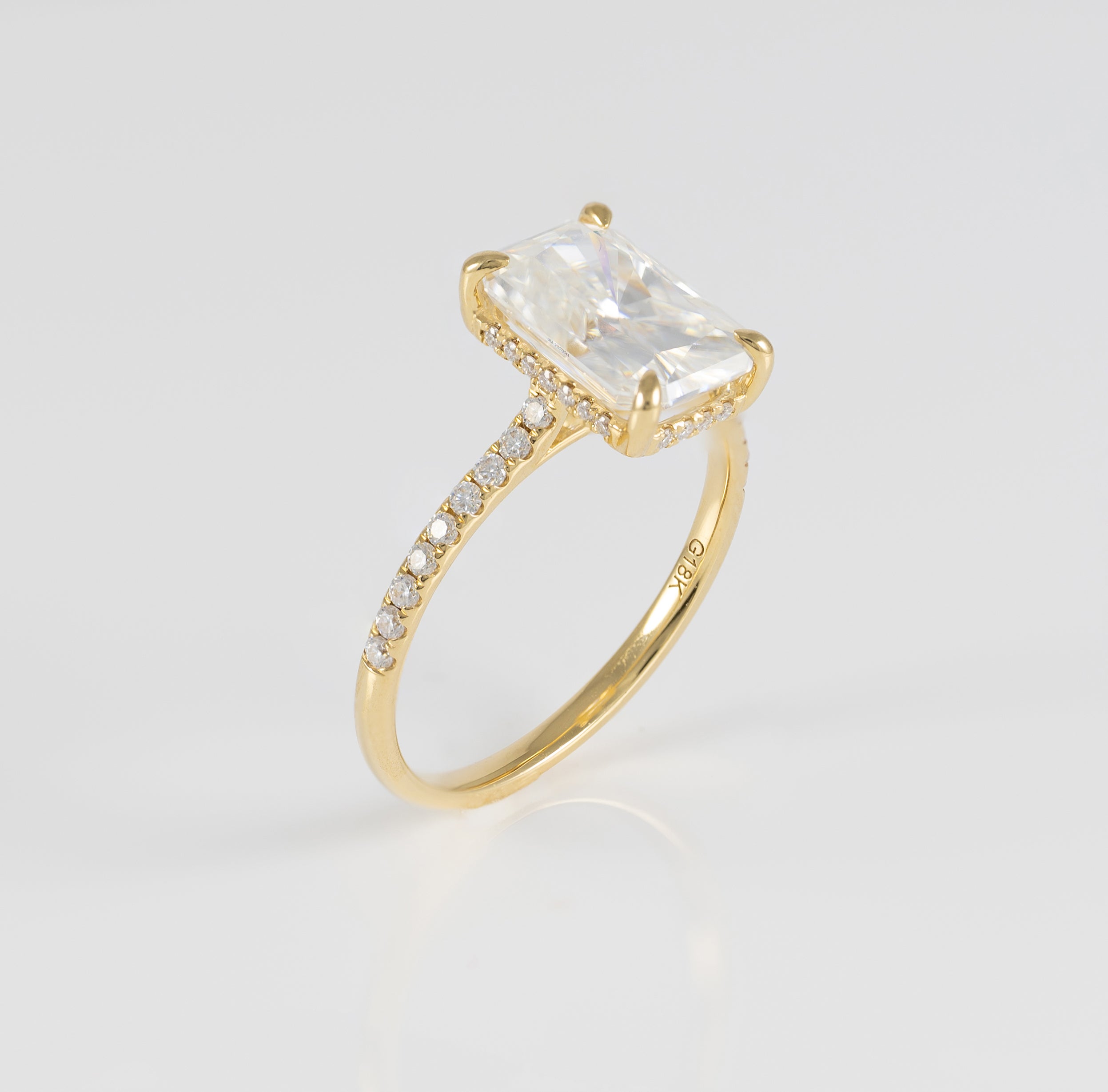 Anillo de compromiso halo oculto oro amarillo 18k con moissanita 3 ct