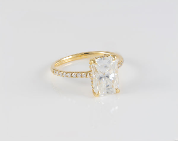 Anillo de compromiso halo oculto oro amarillo 18k con moissanita 3 ct