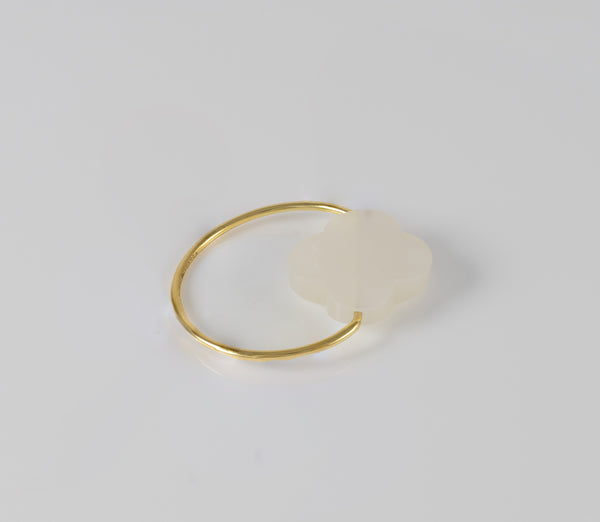 Anillo Morganne Bello de oro amarillo 18k con trébol de ágata blanca