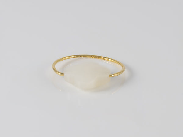 Anillo Morganne Bello de oro amarillo 18k con trébol de ágata blanca