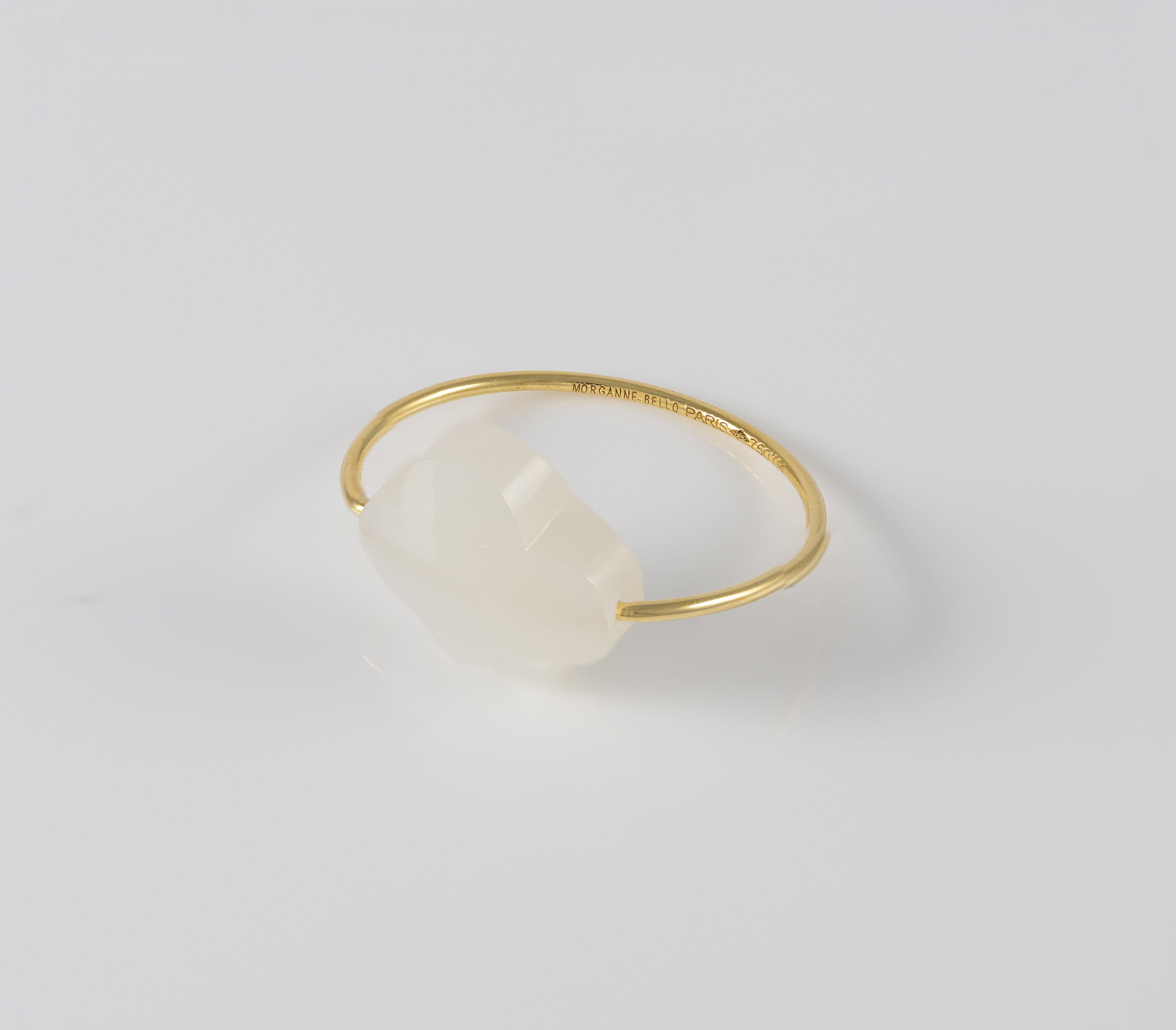 Anillo Morganne Bello de oro amarillo 18k con trébol de ágata blanca