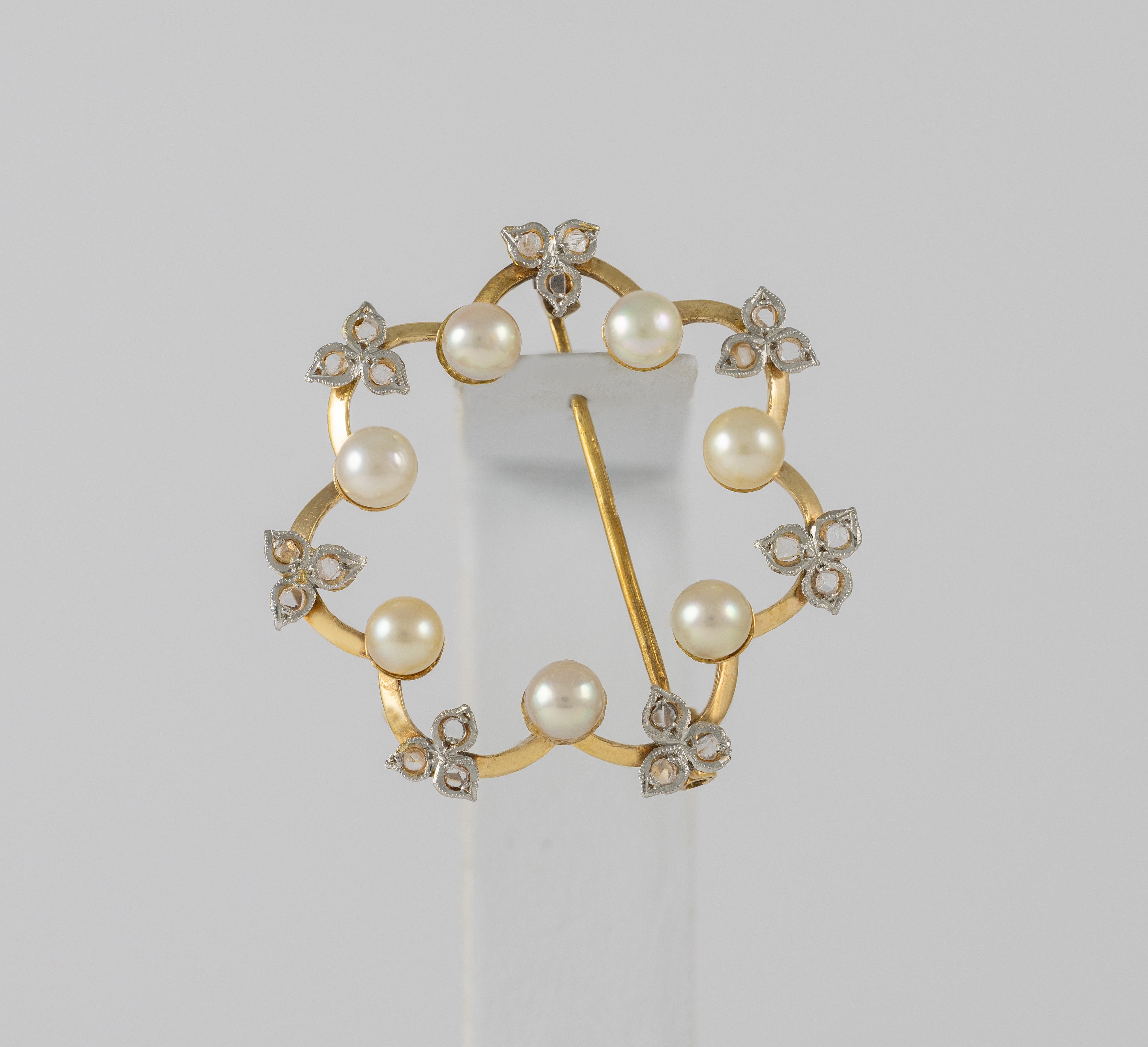 Broche antiguo en oro amarillo 18k con perlas y diamantes