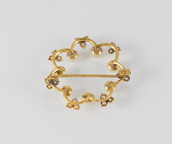 Broche antiguo en oro amarillo 18k con perlas y diamantes