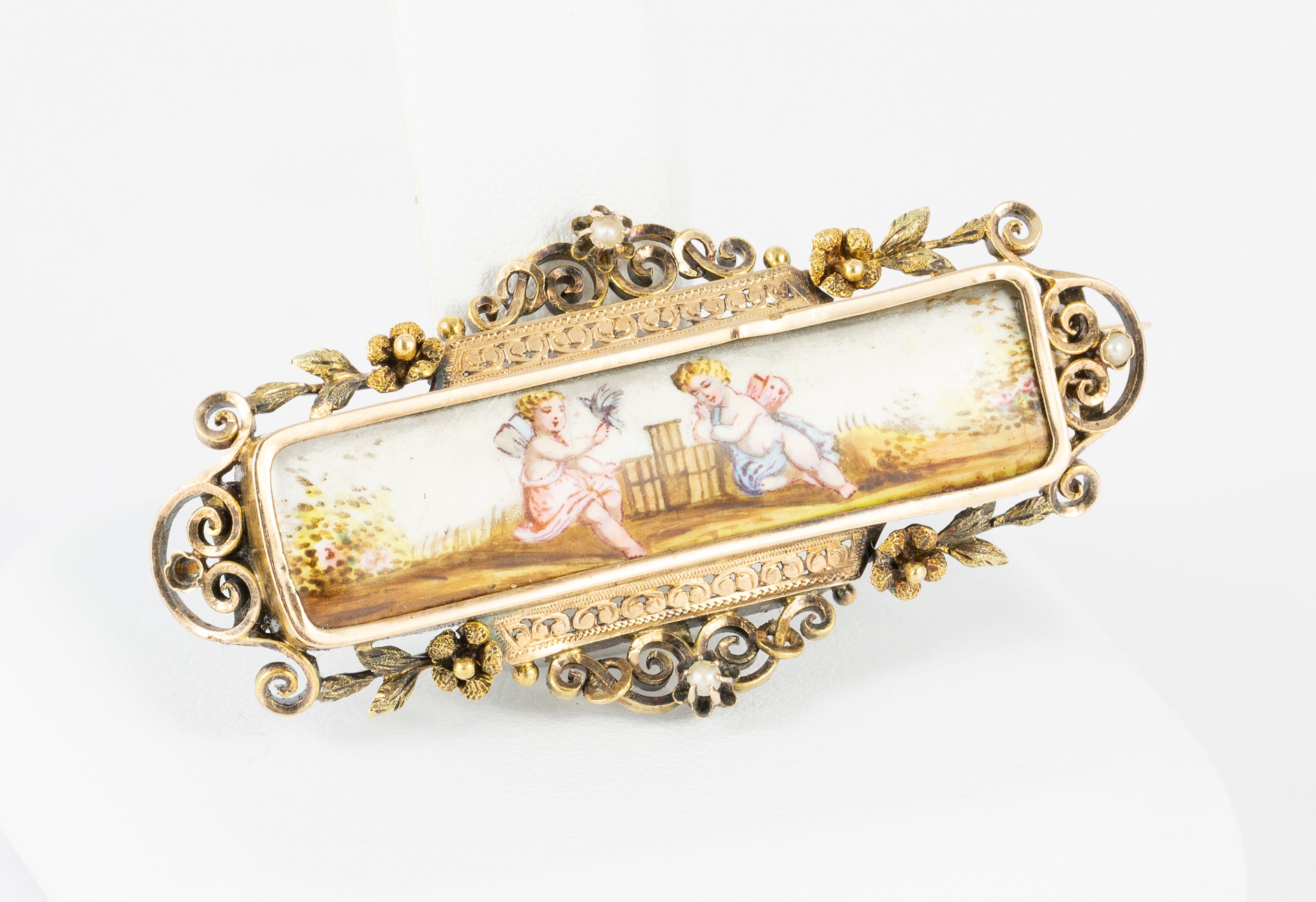 Broche antiguo en oro amarillo 18k y porcelana