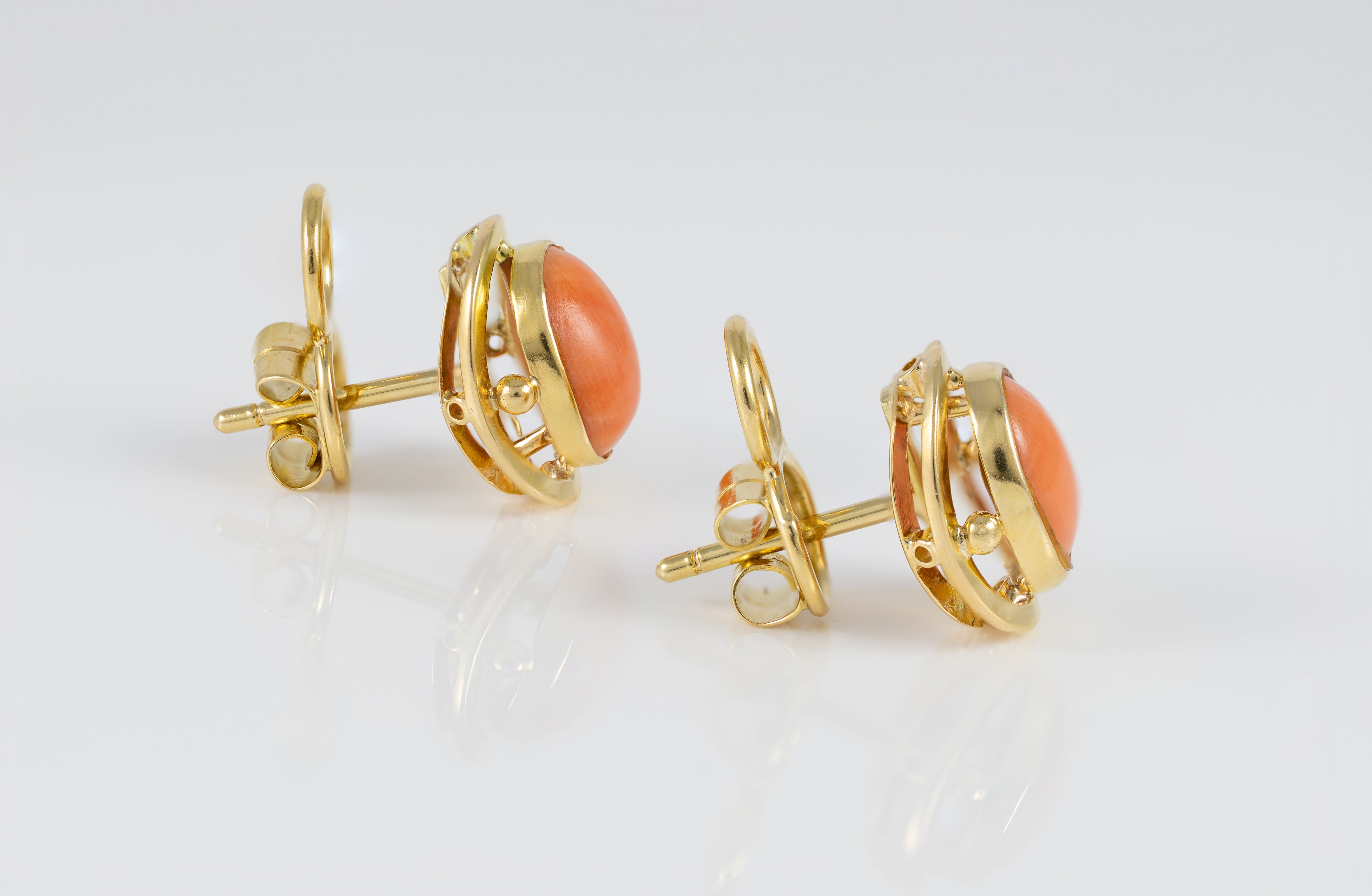 Pendientes en oro amarillo 18k con coral rojo