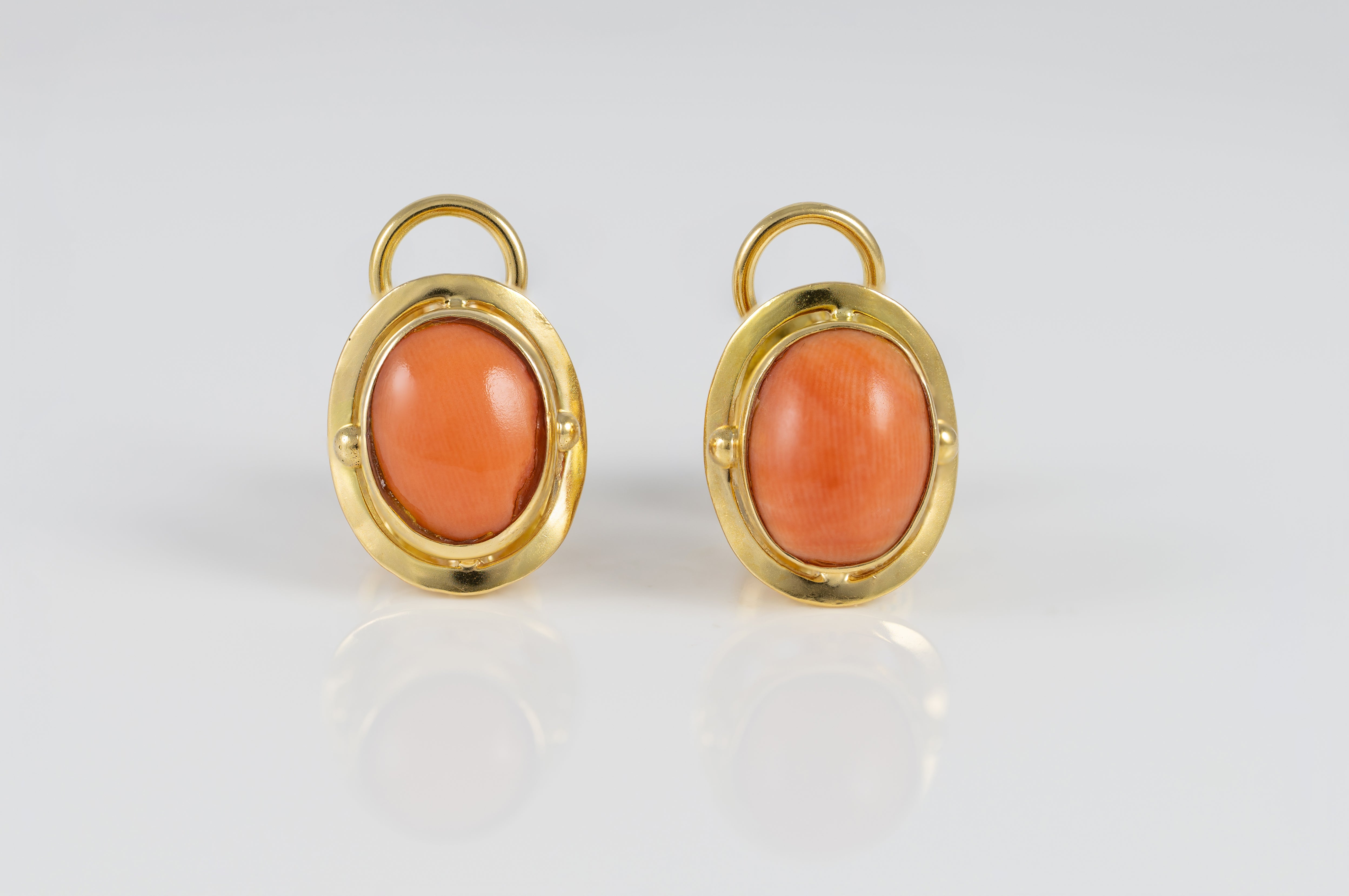 Pendientes en oro amarillo 18k con coral rojo