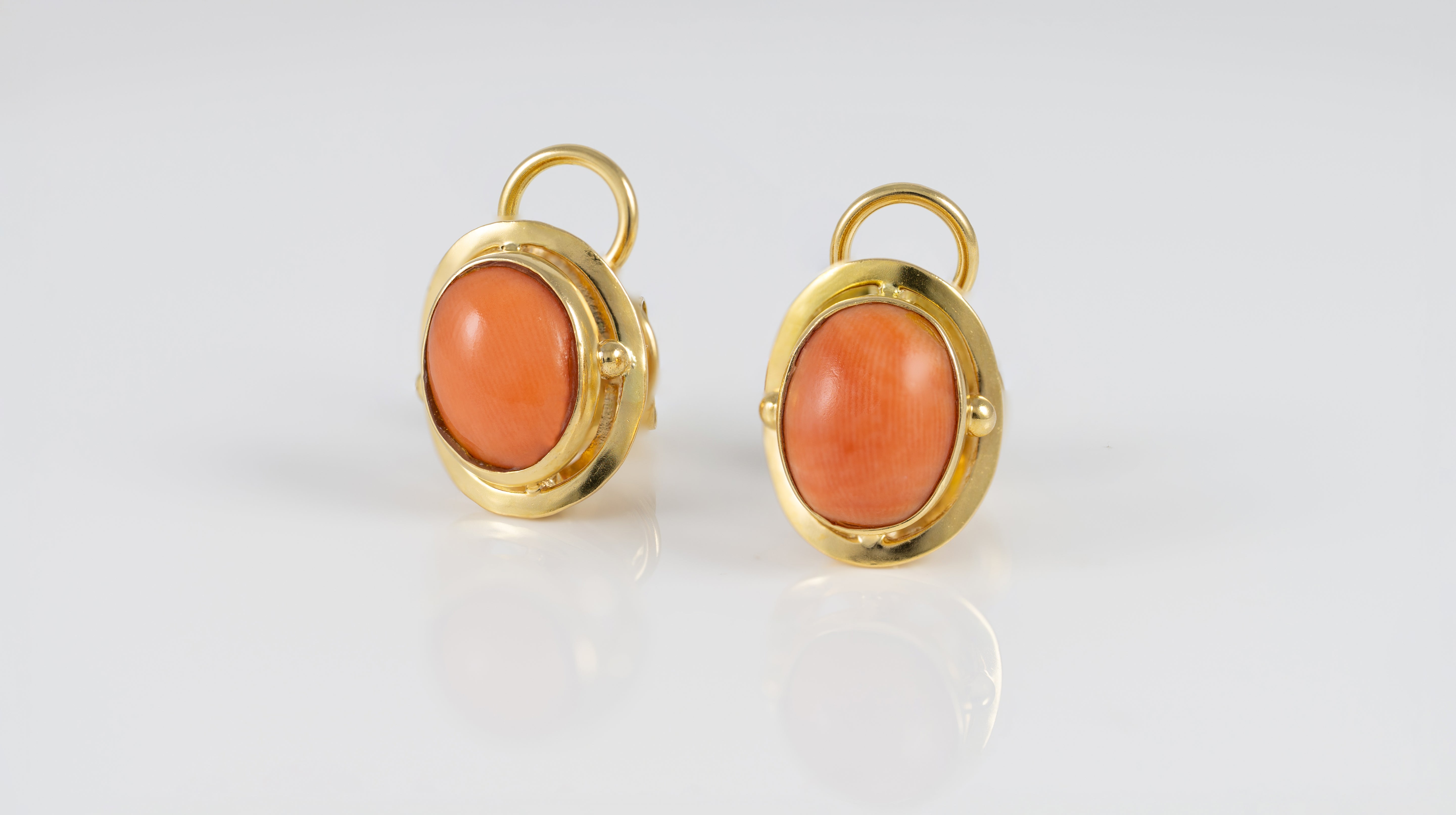 Pendientes en oro amarillo 18k con coral rojo