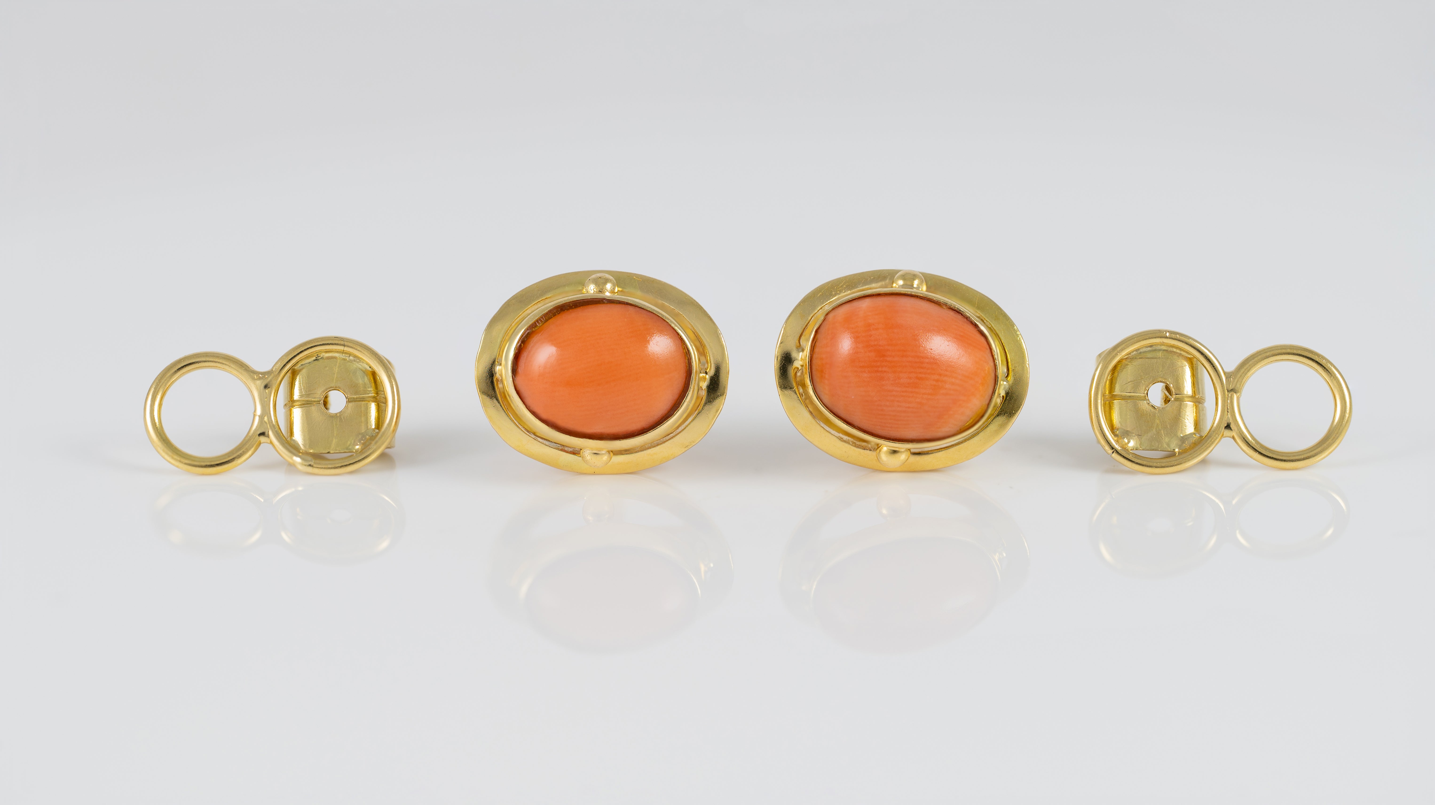 Pendientes en oro amarillo 18k con coral rojo