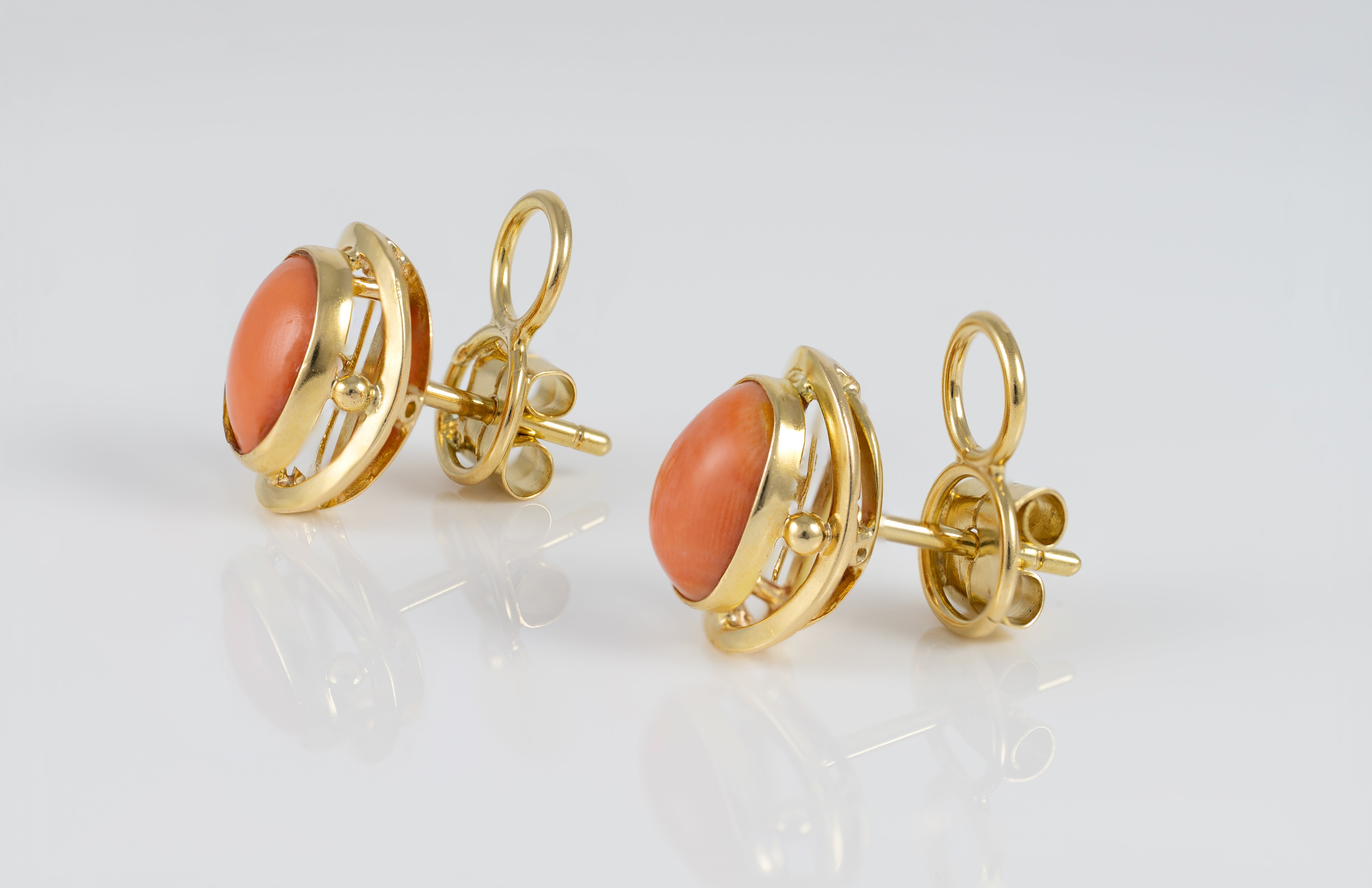 Pendientes en oro amarillo 18k con coral rojo