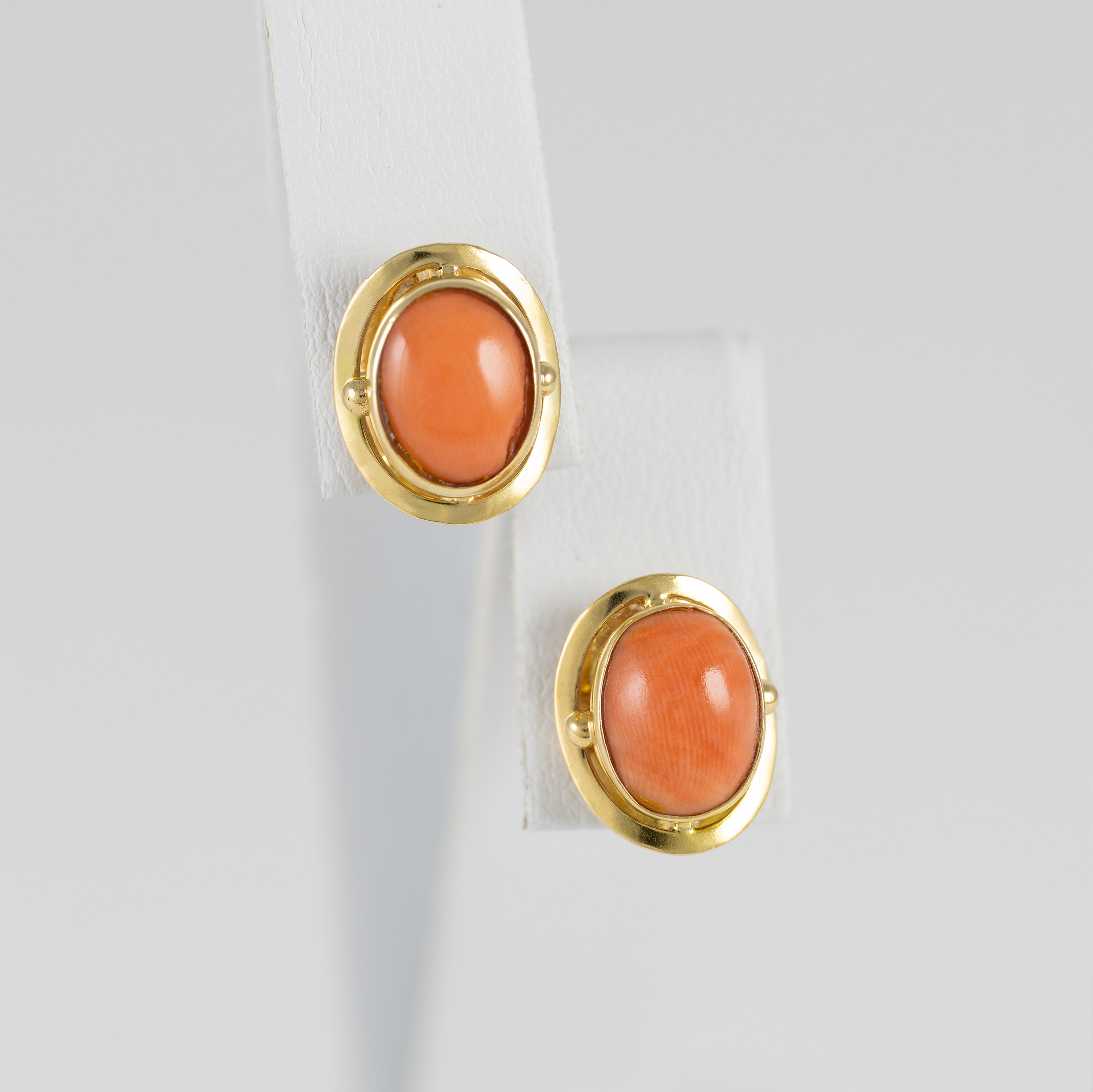 Pendientes en oro amarillo 18k con coral rojo